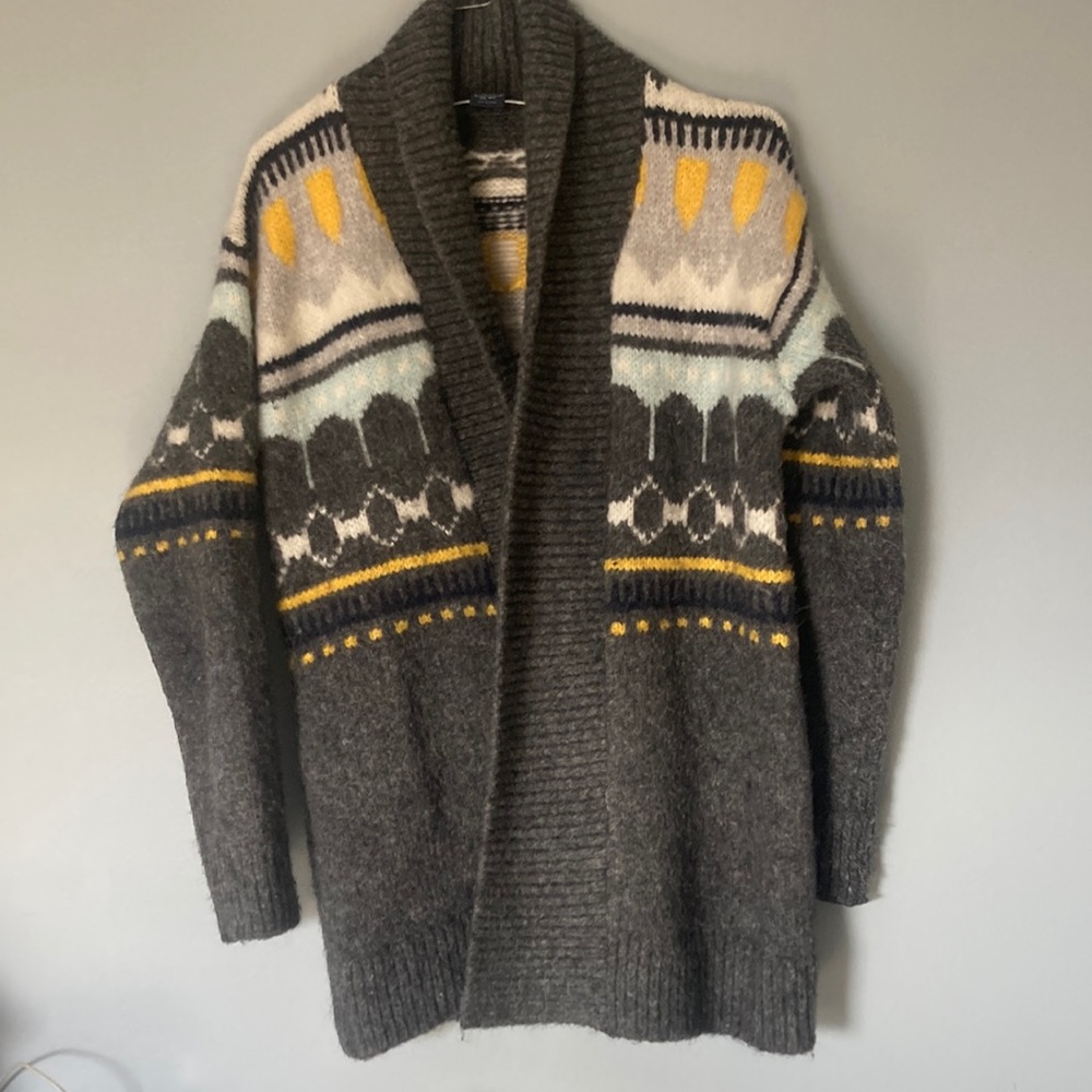 Gap maternity dark grey with pattern on sleeves sweater